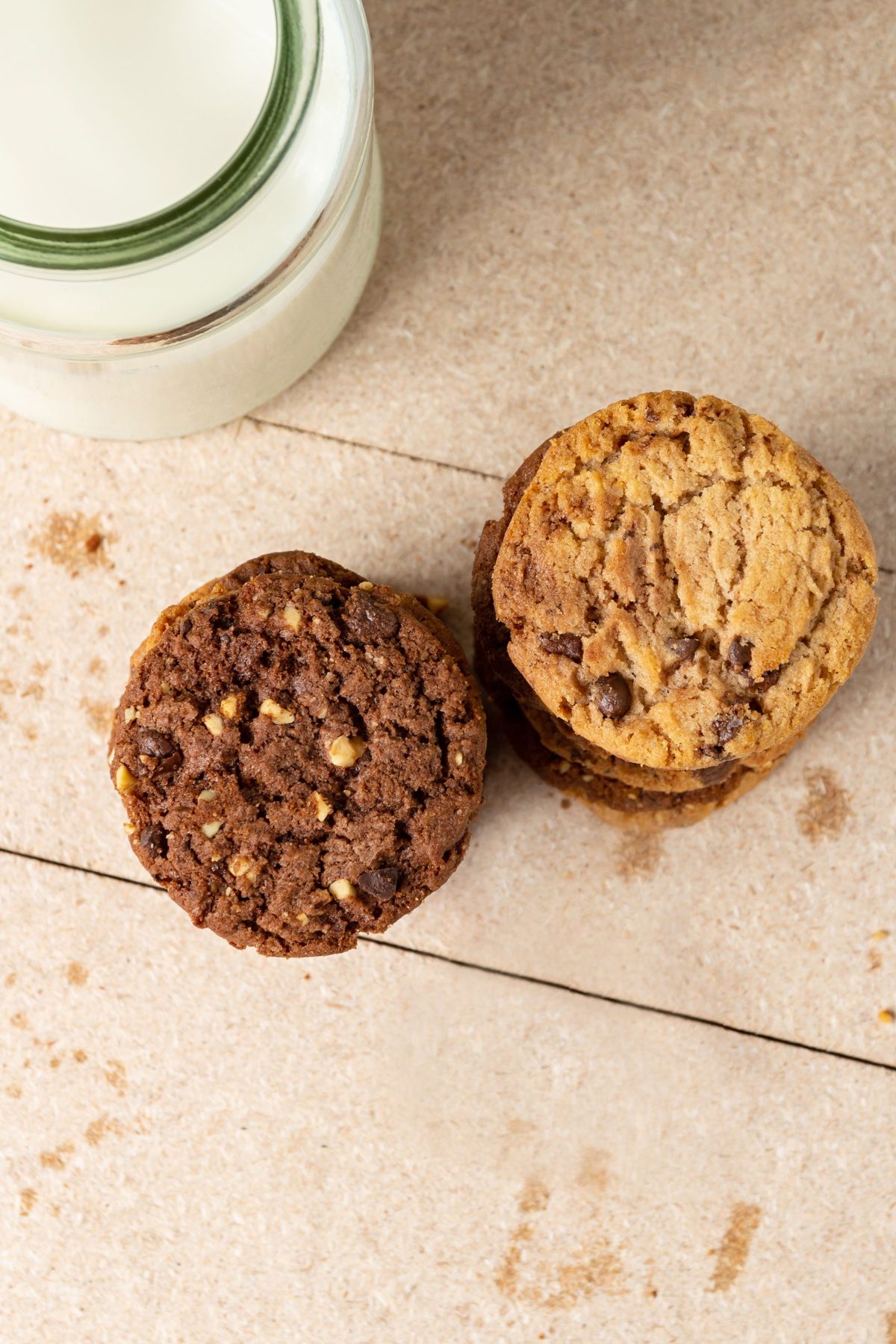 Frisch gebackene Cookies von oben, daneben ein Glas Milch